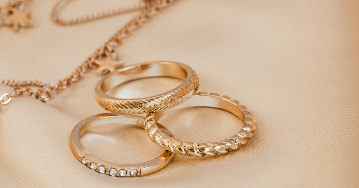 “Cómo limpiar y cuidar tus joyas de oro como un profesional.”