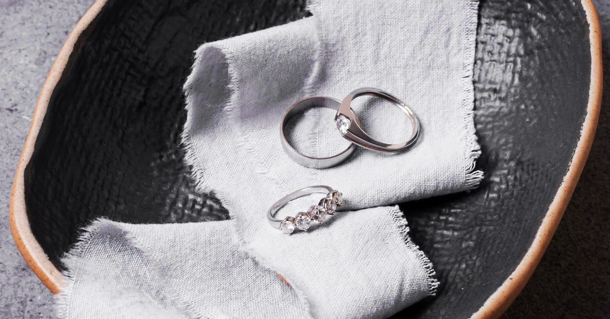 Cómo limpiar cadenas, anillos y más de plata: La guía definitiva